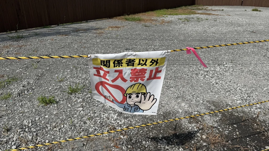 Warnschild Japan mit niedlicher Illustration Baustelle