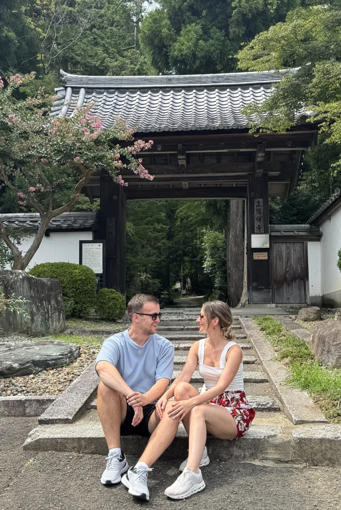 Vor einem Schrein mit meinem Mann in Kyoto