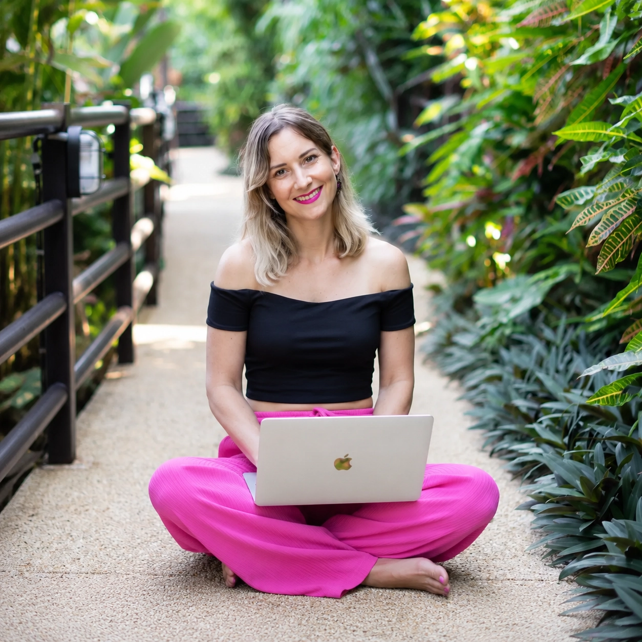 Tamara Juric im Schneidersitz mit Laptop